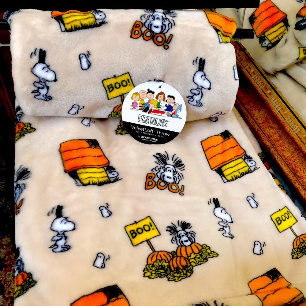 New Snoopy & Boo Halloween theme VelvetLoft Throw.  Size 50in x 70in. Super soft